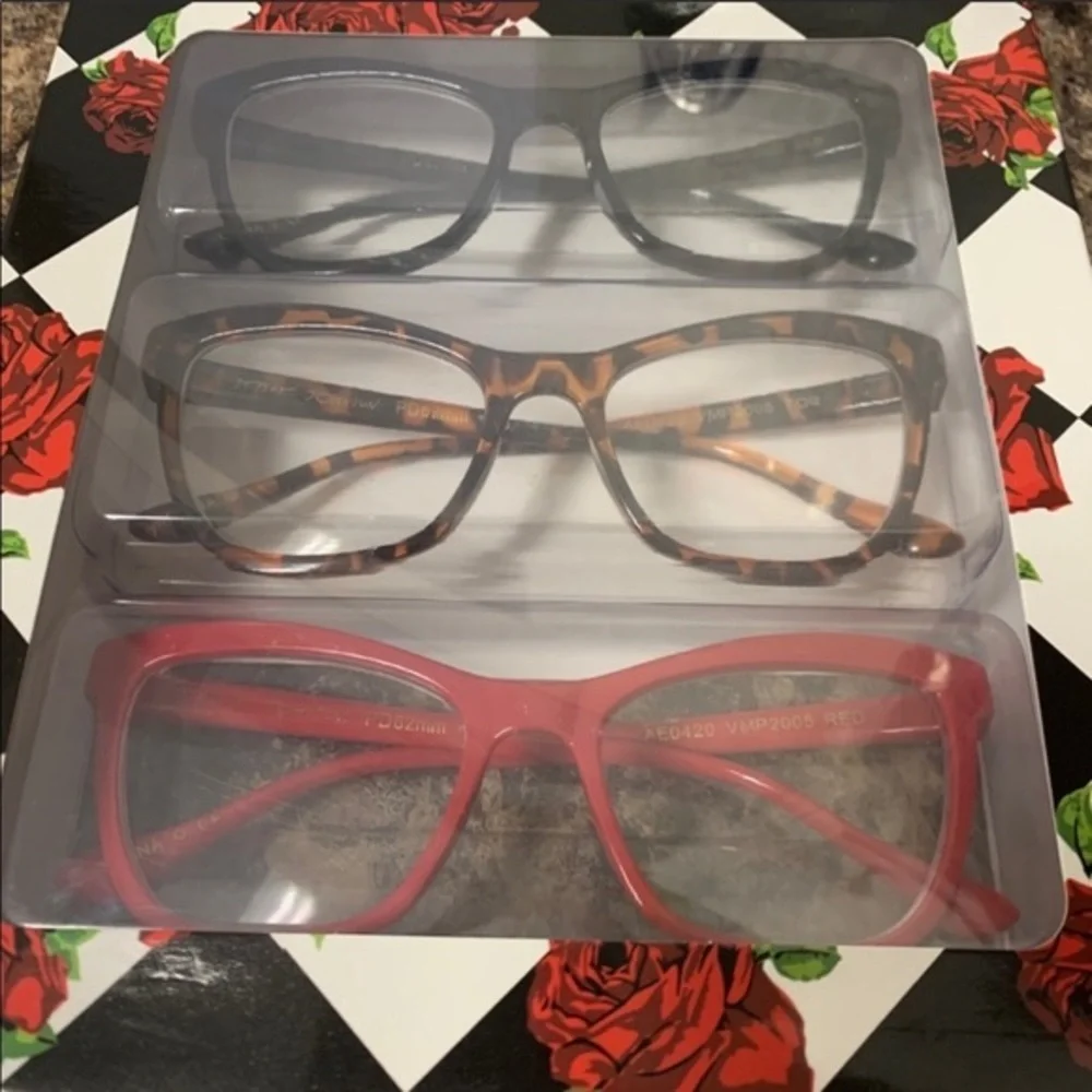 NIB Betsey Johnson Reading Glasses Set